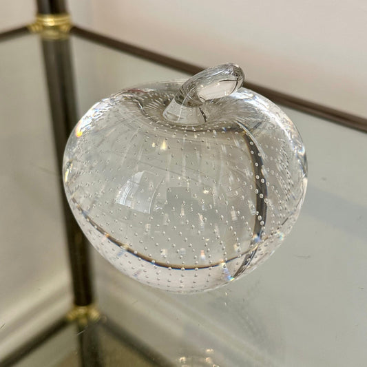 Manzana de cristal con burbujas interiores