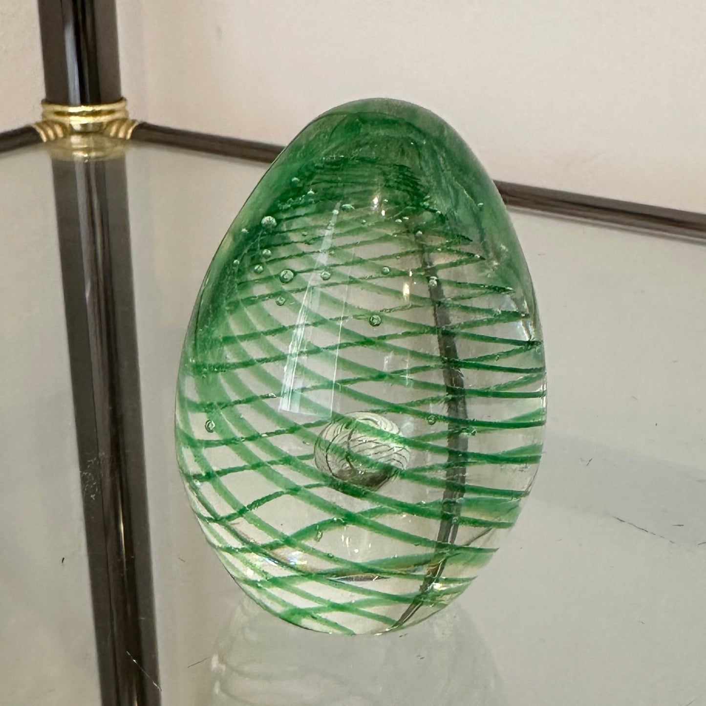 Pisapapeles de cristal verde con espiral