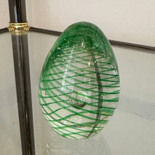 Pisapapeles de cristal verde con espiral