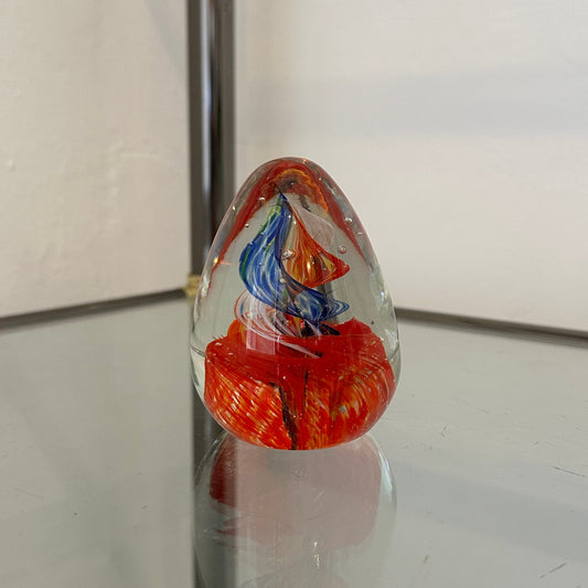 Pisapapeles de cristal con espiral roja y azul