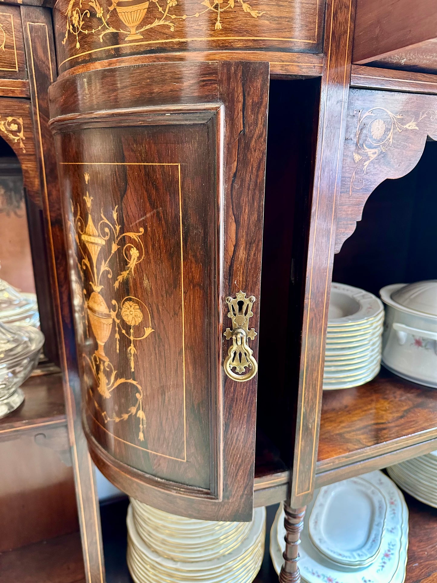 Aparador Antiguo Inglés con Marquetería Floral – Finales del XIX