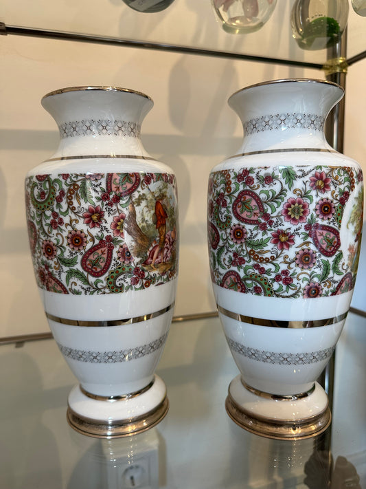 Par de jarrones de porcelana blanca con decoración floral y escena romántica