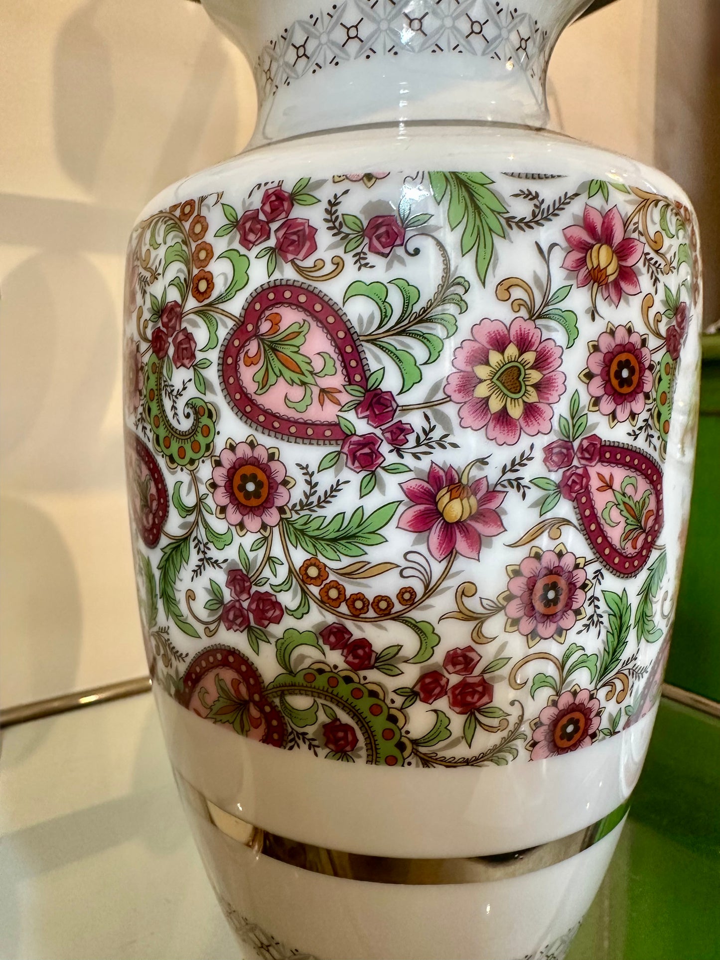 Par de jarrones de porcelana blanca con decoración floral y escena romántica