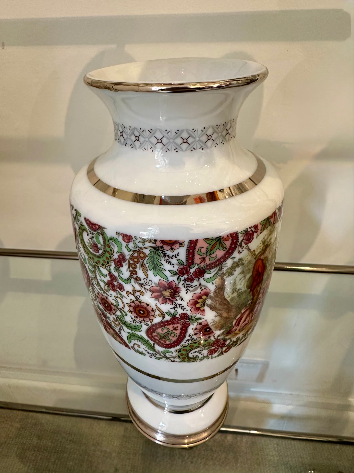 Par de jarrones de porcelana blanca con decoración floral y escena romántica