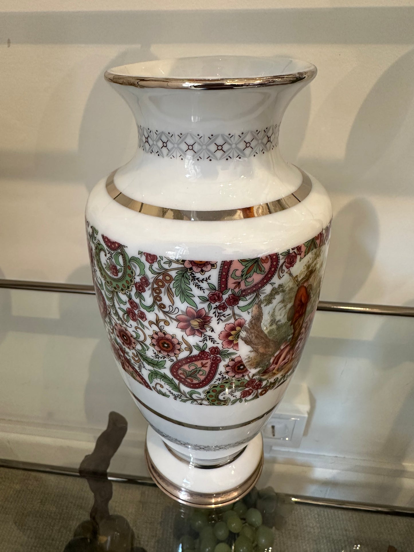 Pareja de Jarrones de Porcelana Decorativa con Motivos Florales y Escena Romántica