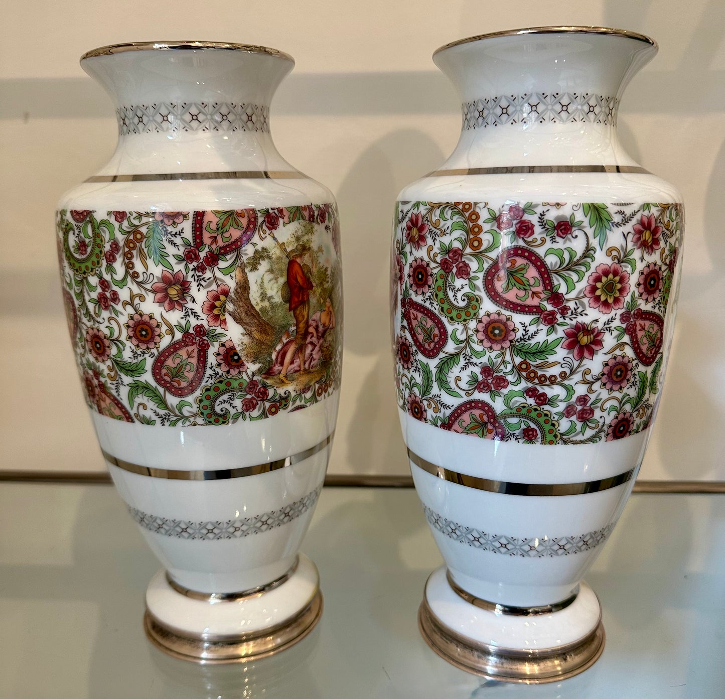 Par de jarrones de porcelana blanca con decoración floral y escena romántica