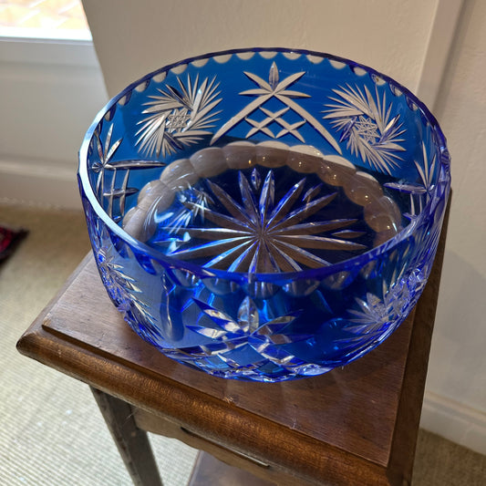 Cuenco azul de cristal tallado