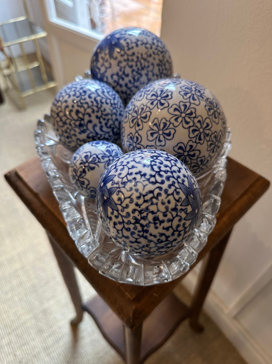 Centro decorativo con bolas de cerámica azul cobalto y bandeja de cristal tallado