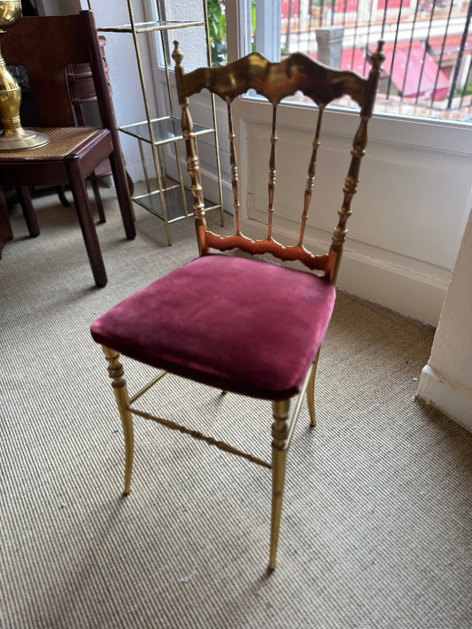 Silla Chiavari en latón con asiento de terciopelo burdeos