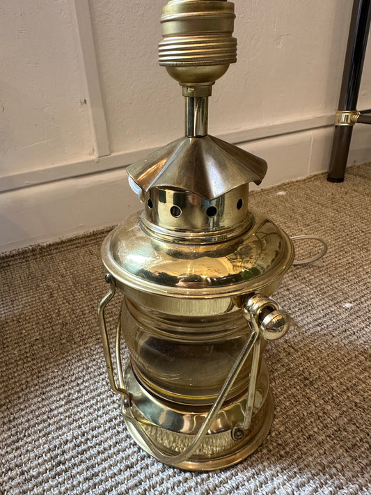 Lámpara sobremesa vintage tipo farol marinero en latón